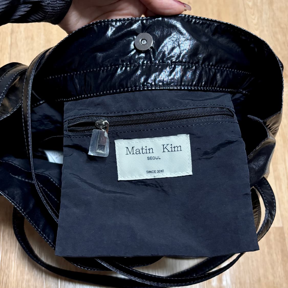 마뗑킴 가방 GLOSSY TWO WAY MINI BAG IN BLACK 상품이미지4