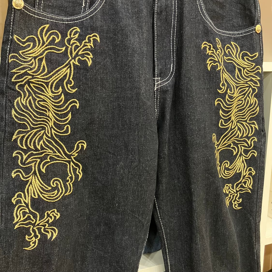 크라운 홀더 금장 자수 블랙 데님 팬츠 32 상품이미지4