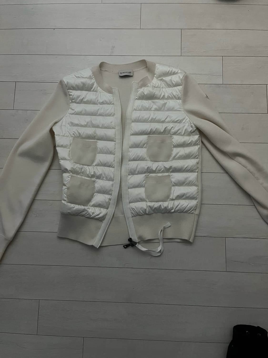 몽클레어 크림 니트경량패딩 상품이미지1