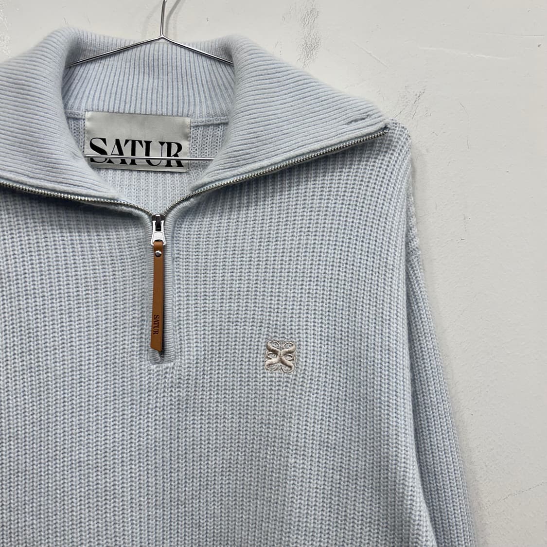 새터 스몰로고 하이넥 카라 앙고라 반집업 니트 상품이미지1