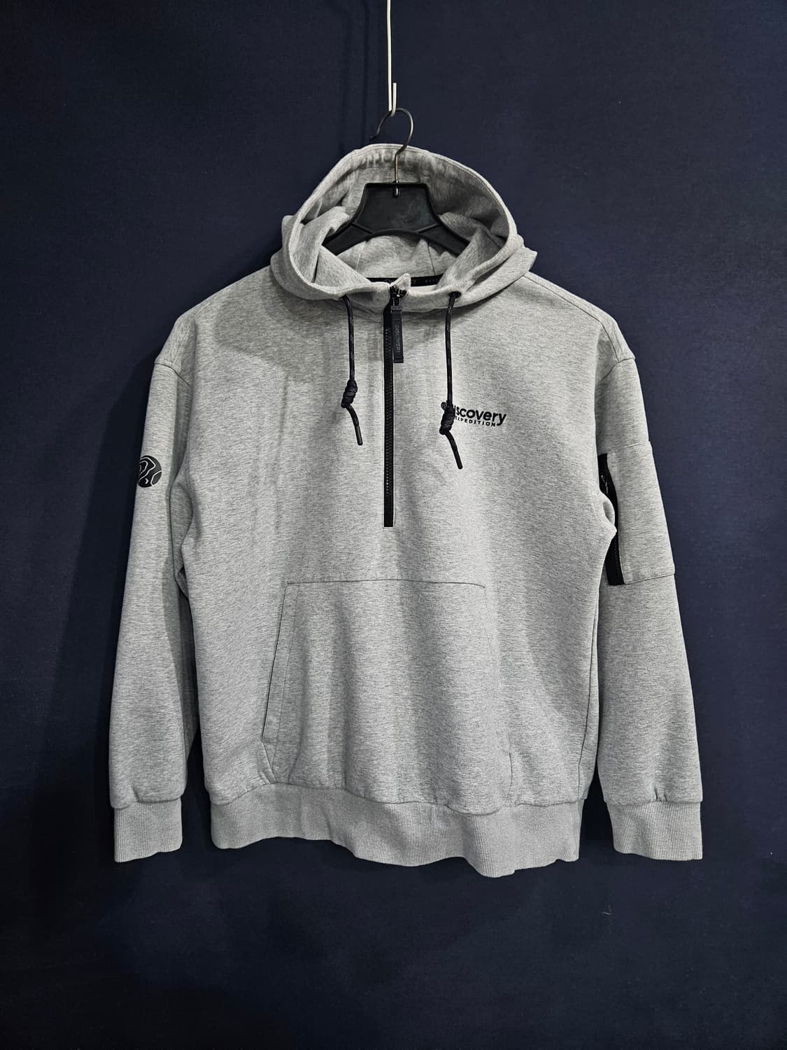 디스커버리 라이트그레이 남성 세미오버핏 95 반집업 포켓 후드티  상품이미지1