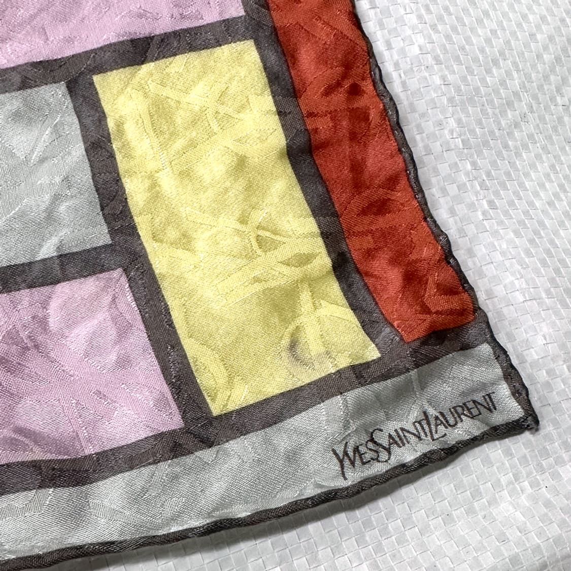 입생로랑 실크 100% 올드스쿨 올드모델 그래픽 프린팅 스카프 정품 상품이미지2