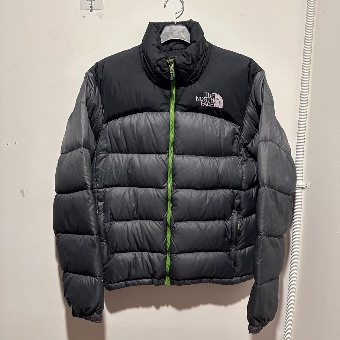 노스페이스 눕시 그레이 블랙 패딩 상품이미지1