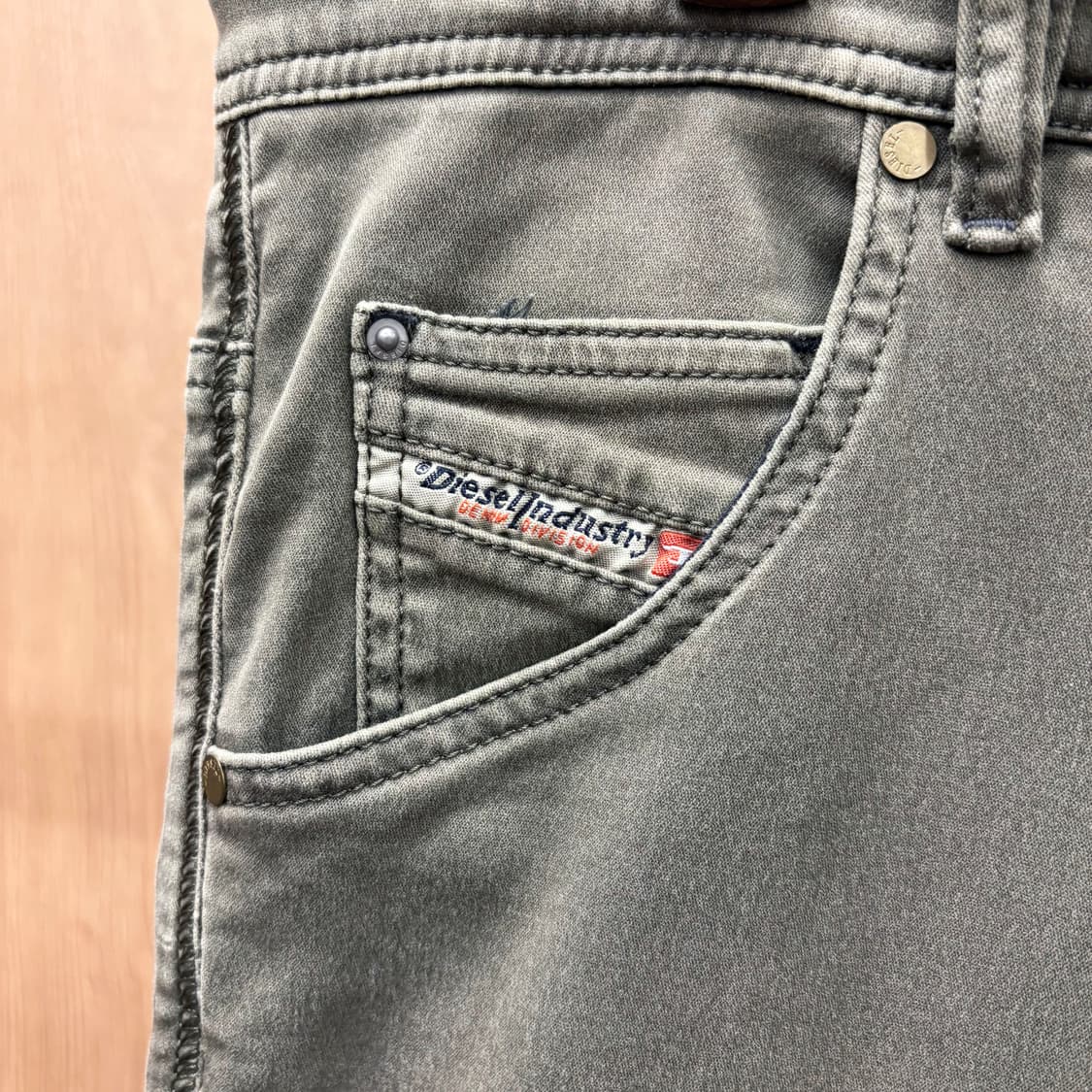 디젤 코튼 스트레치 워싱 팬츠 포켓 스티치 인더스트리 라벨 디테일 카키 상품이미지6