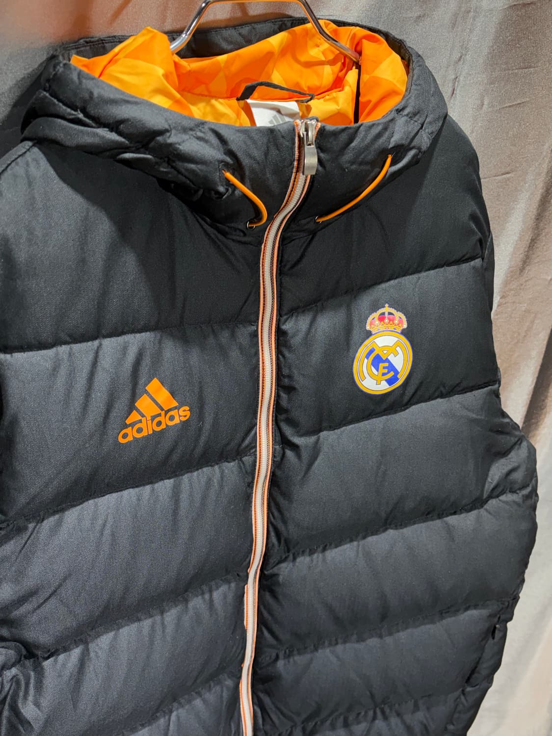 L 아디다스 레알마드리드 삼선로고 블랙 후드 패딩 상품이미지5