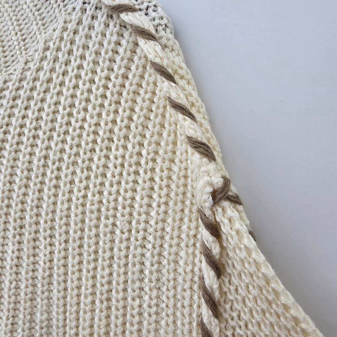 아이보리 배색 꼬임라인 루즈핏 니트 상품이미지8