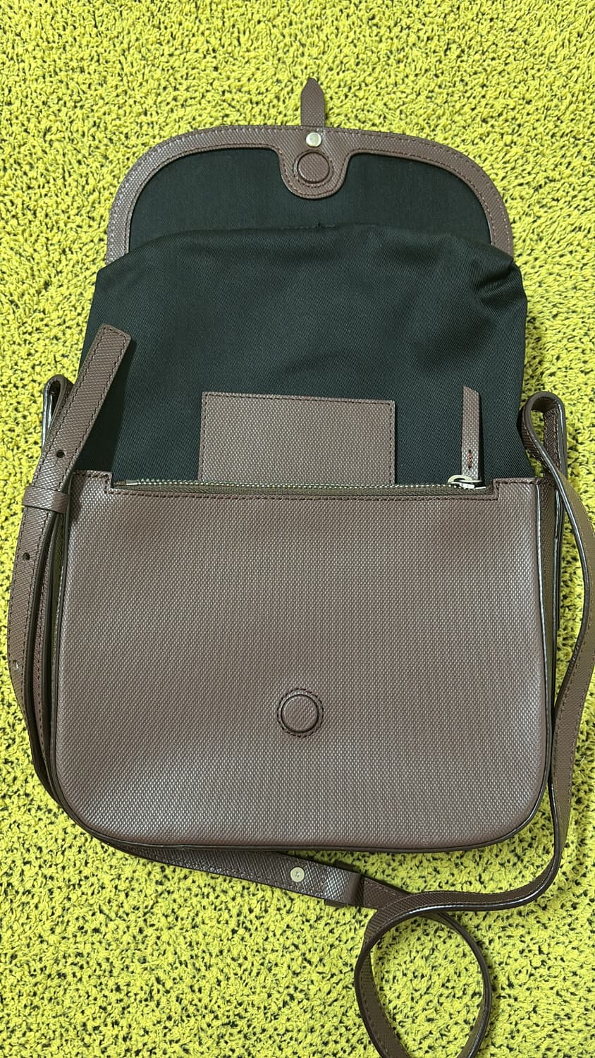 최지우 조이 가방 ) 만다리나덕 브라운 색상 크로스백 상품이미지3