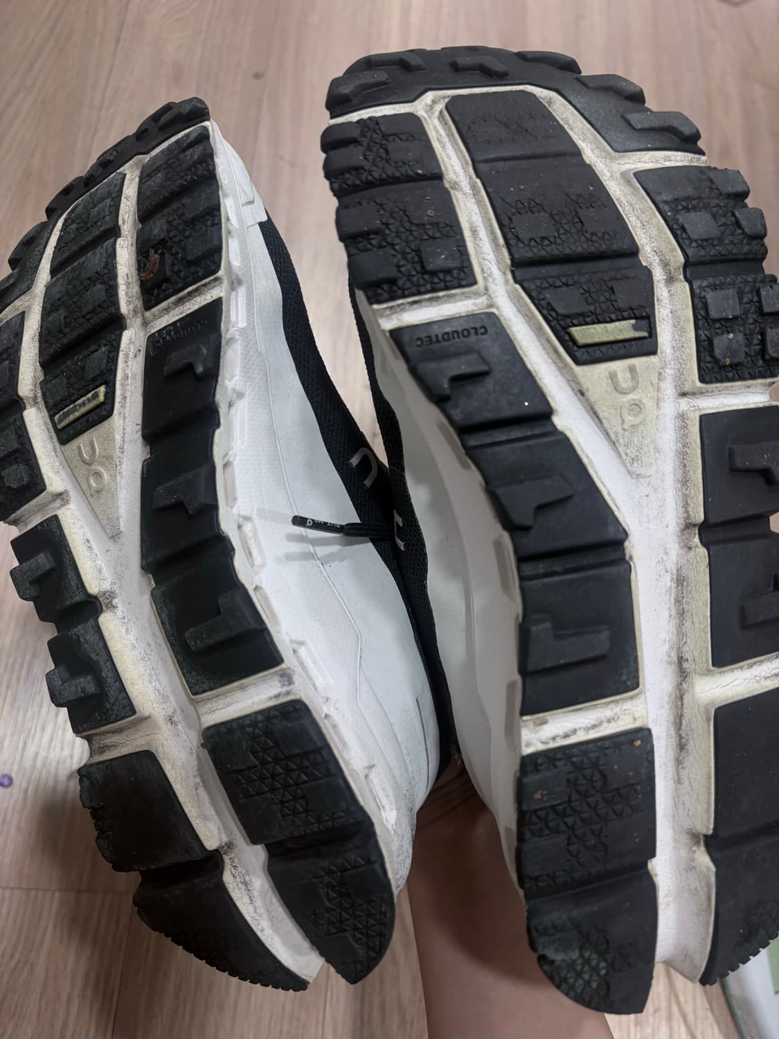 UK6/250 온 러닝 클라우드 울트라 블랙 화이트 스니커즈 상품이미지2