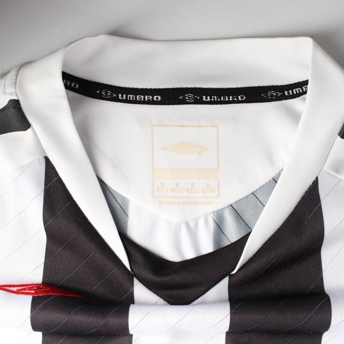 엄브로 흑백 스트라이프 V넥 반팔 L 상품이미지5