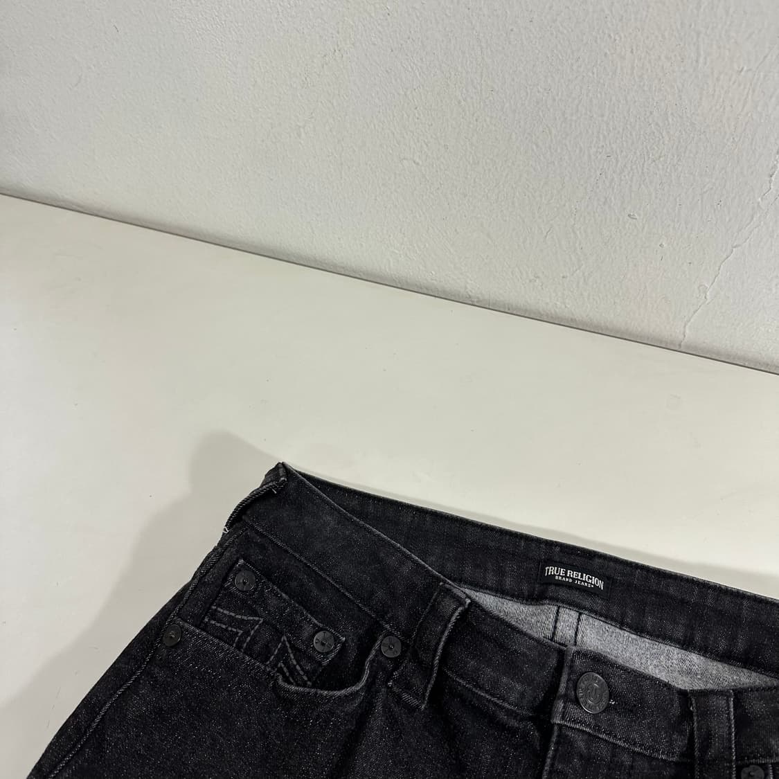 우먼L 트루릴리젼 세미부츠컷핏 블랙워시드 부츠컷청바지 상품이미지5