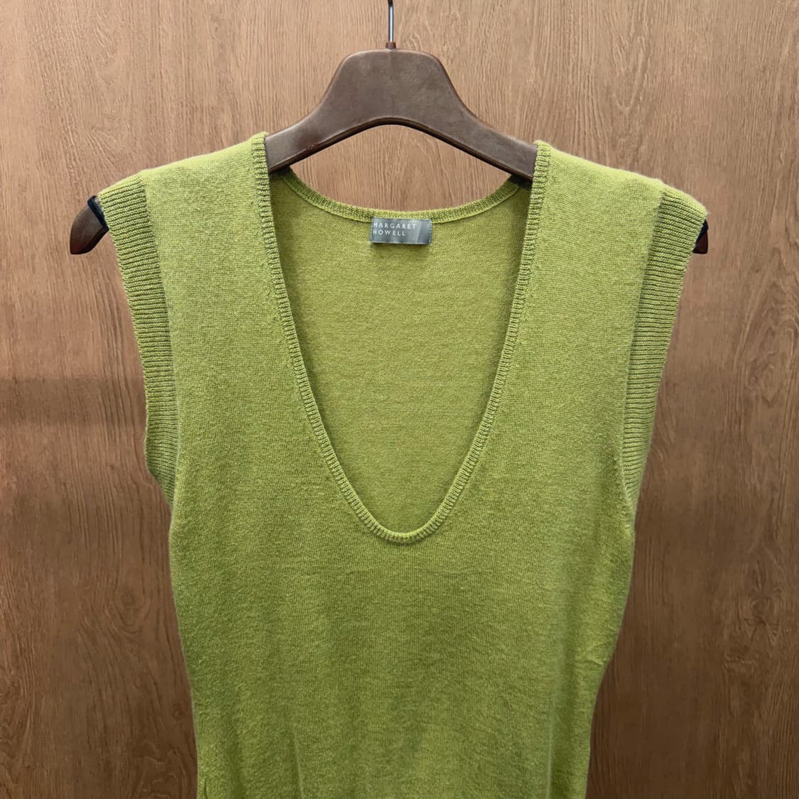 마가렛 호웰 딥 브이넥 슬리브리스 니트 립 배색 디테일 루즈핏 그린 상품이미지4