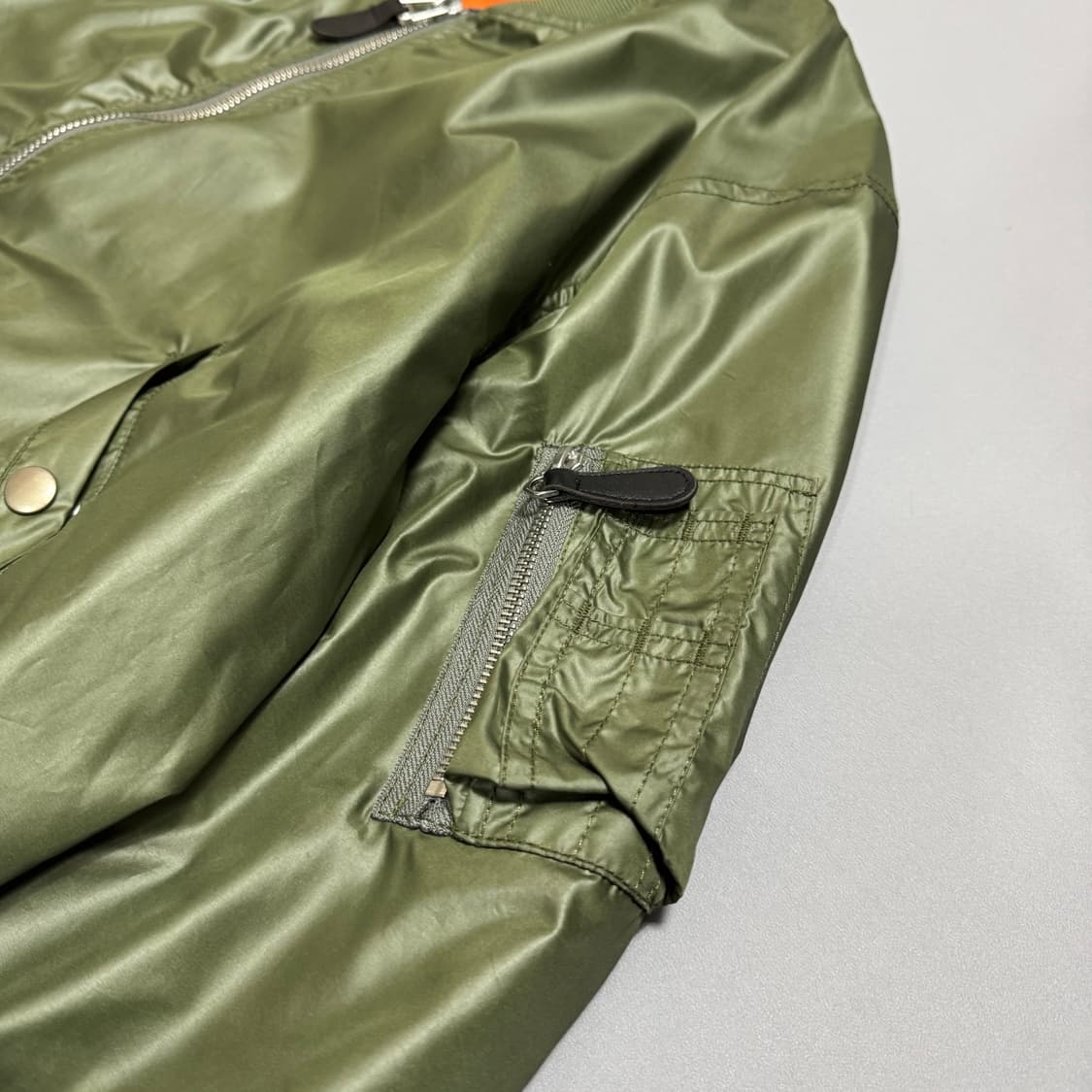 저널스탠다드 올리브컬러 루즈피트 폴리에스터 MA-1 플라이트 자켓 상품이미지6