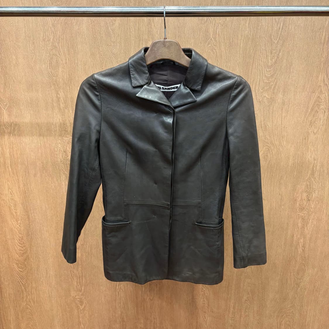 질샌더 레더 자켓 노치드 카라 히든 버튼업 플랩 포켓 슬릿 디테일 브라운 상품이미지2