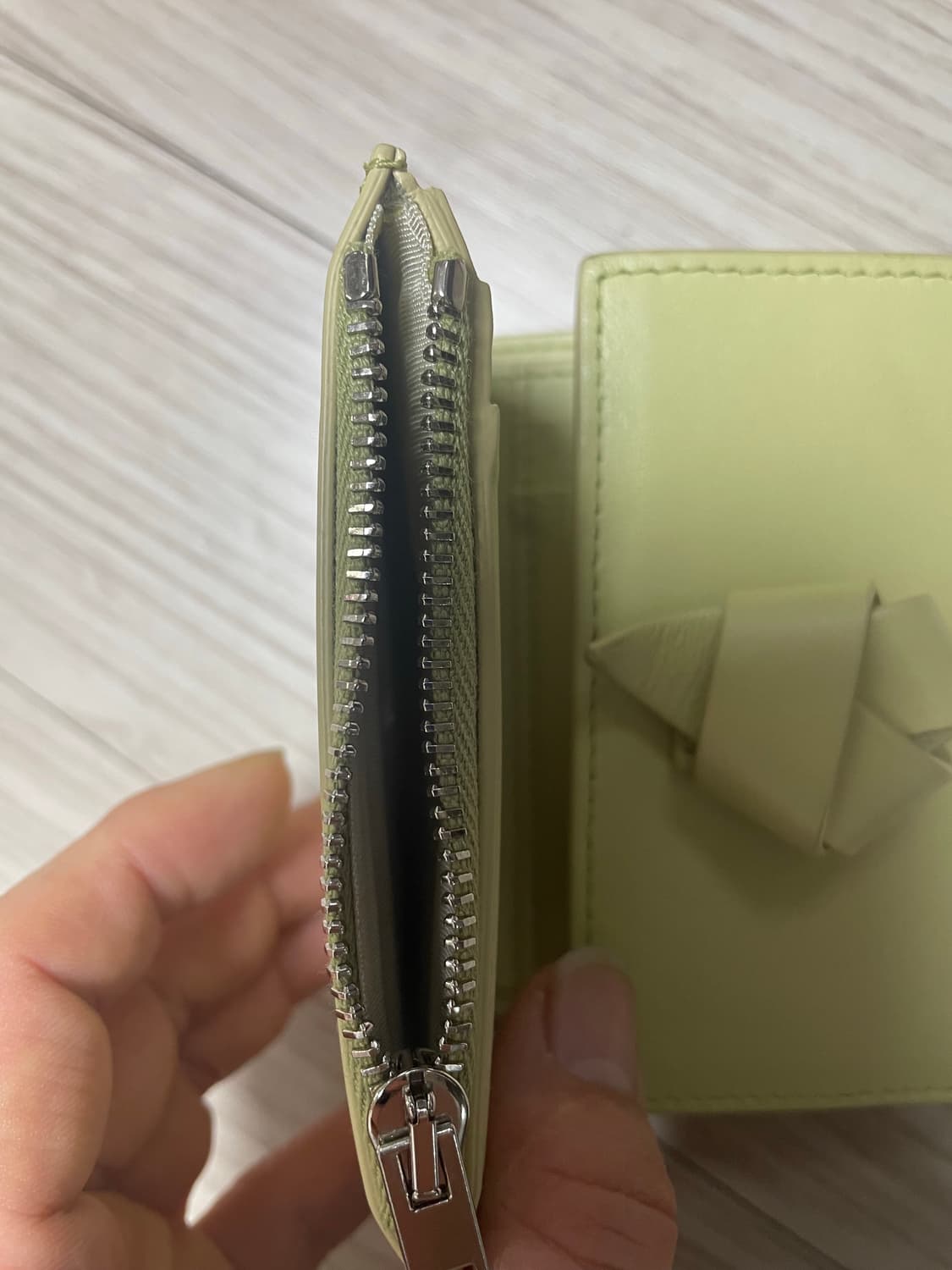 아크네 스튜디오 무스비 폴드 지갑 더스티 그린 상품이미지4