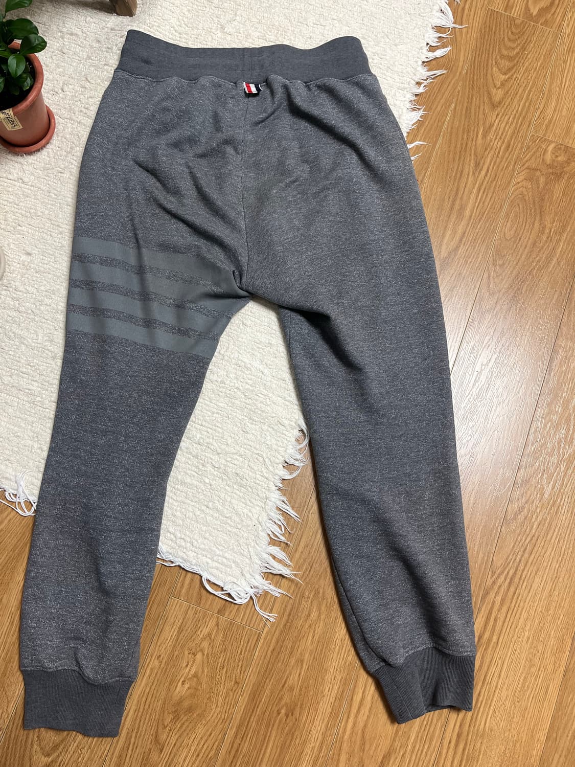 정품 톰브라운 토널 4바 스웨트 트레이닝 팬츠 상품이미지2