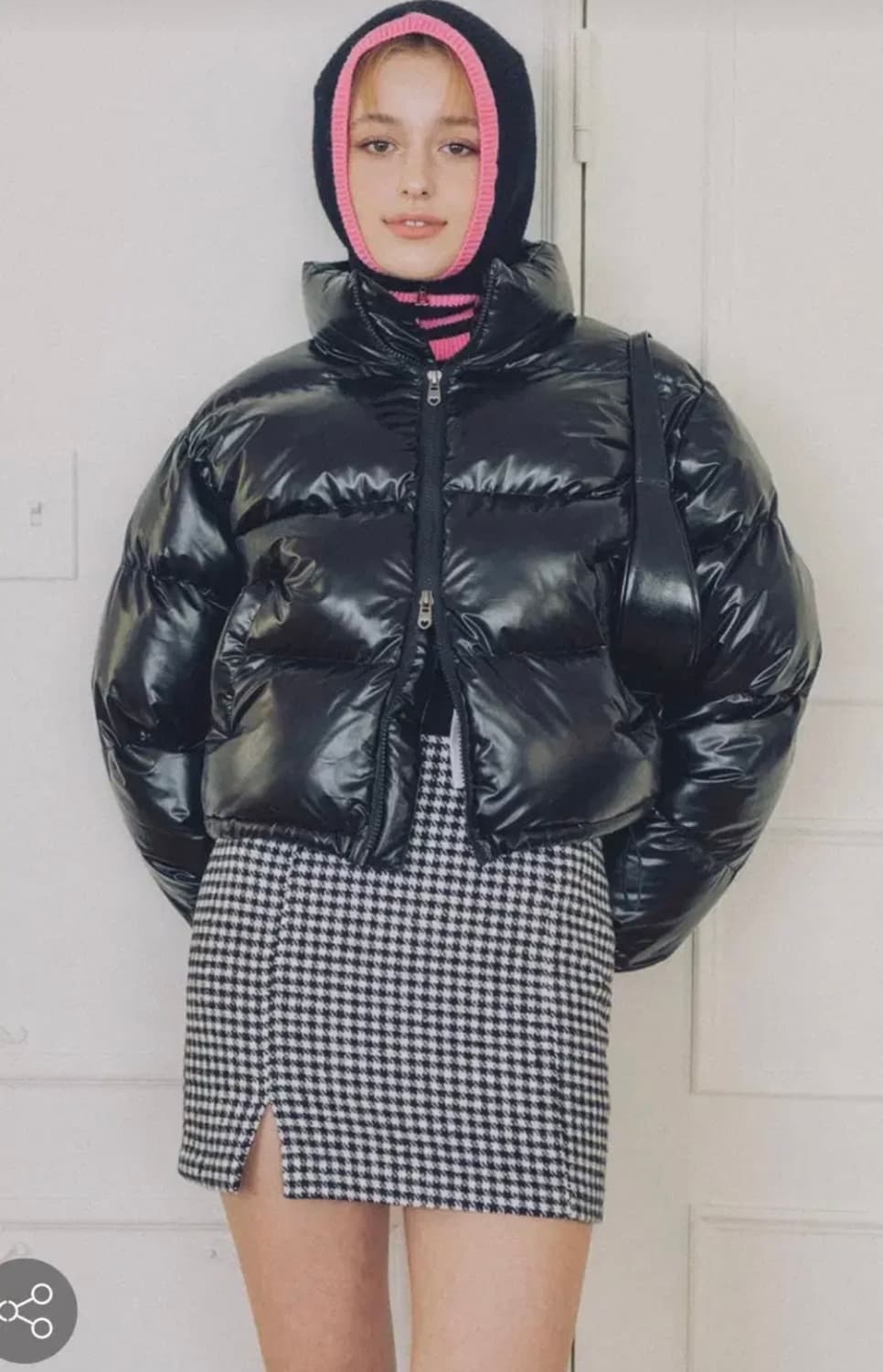 블랙) 비터셀즈패딩 비터샐즈패딩 크롭패딩 유광패딩 숏패딩 에이블리 상품이미지5