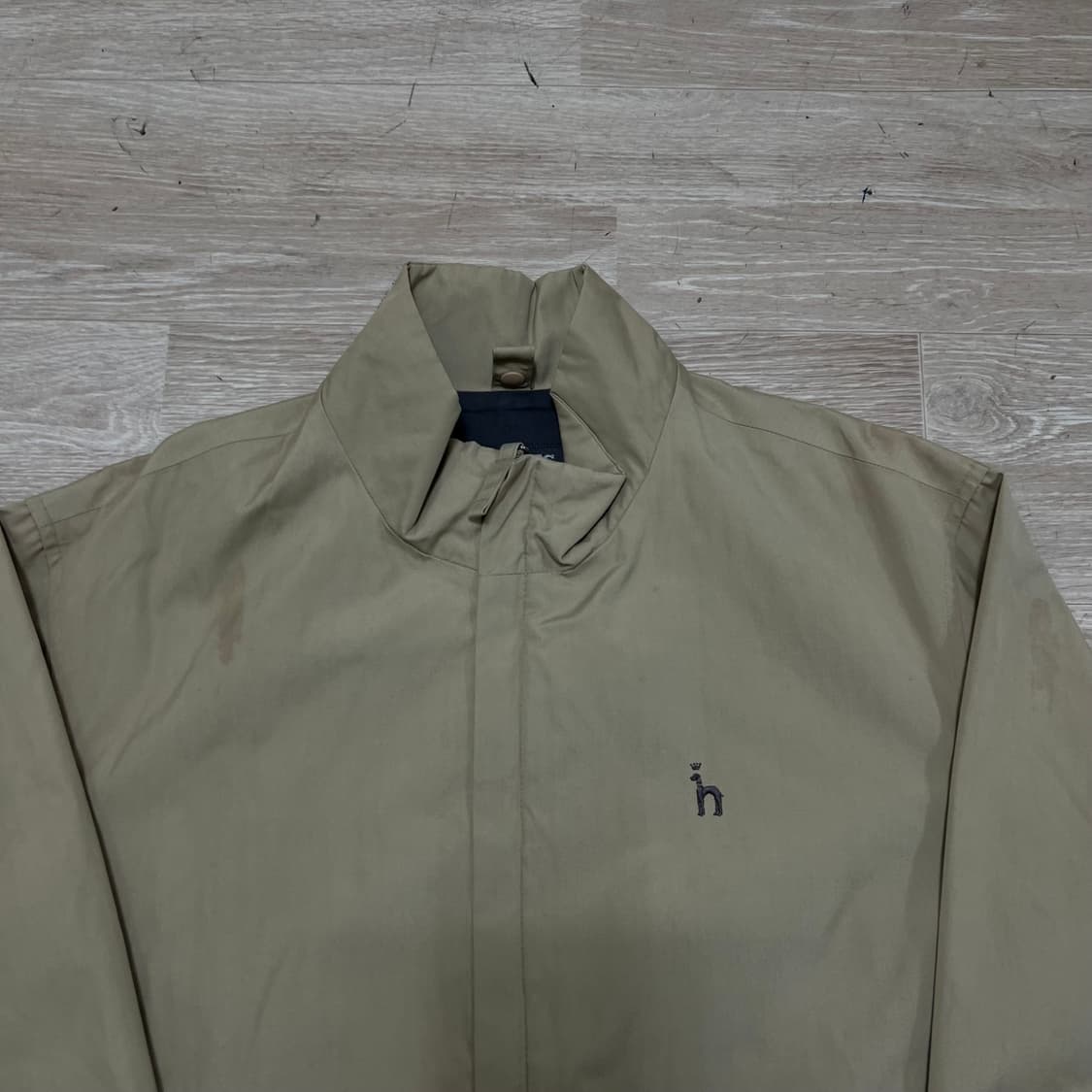 헤지스 자수 로고 스탠드넥 바람막이 집업자켓 [베이지] M/95 상품이미지2