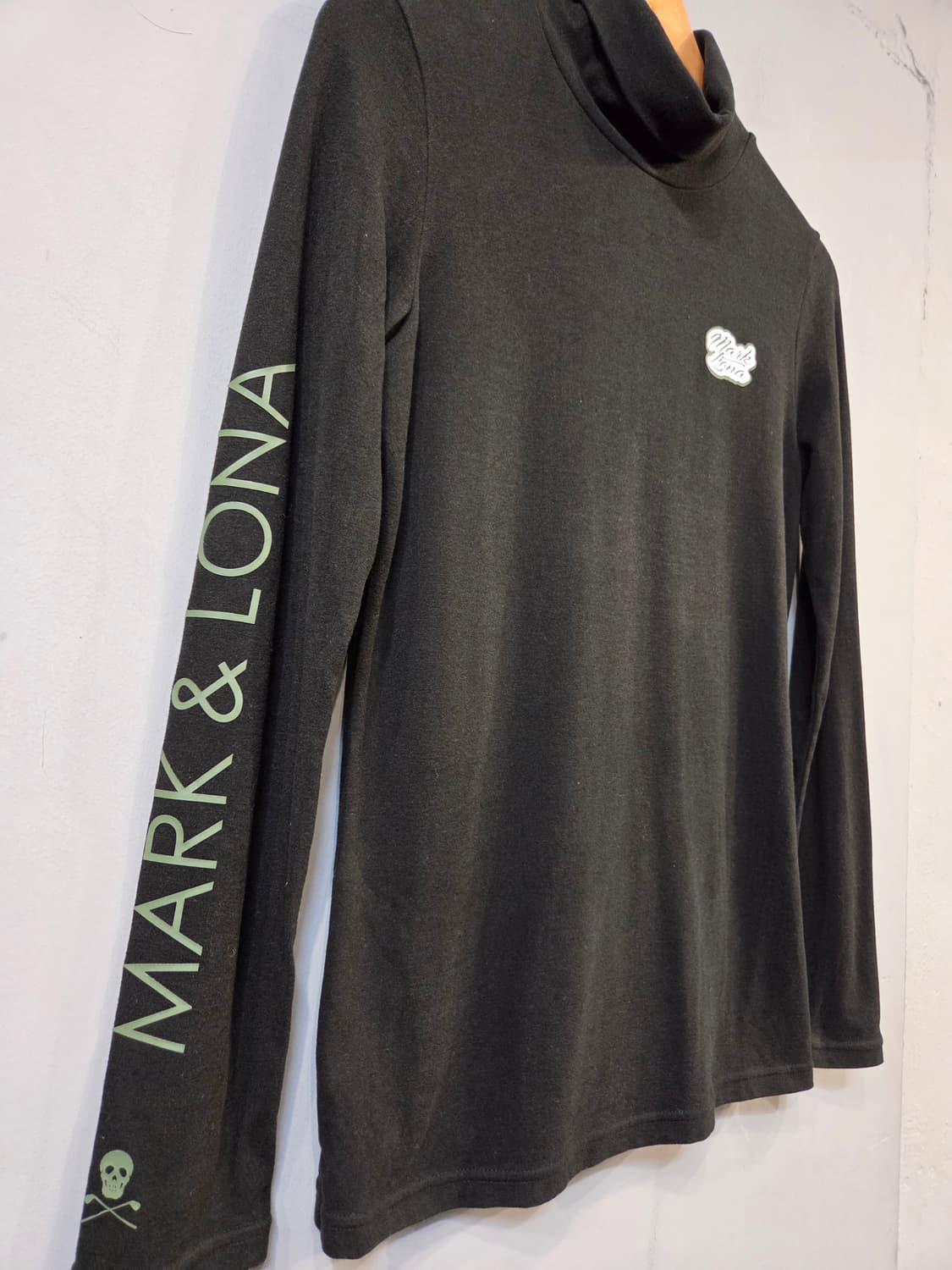 마크앤로나 블랙 목폴라 긴팔 티셔츠(M) 상품이미지3