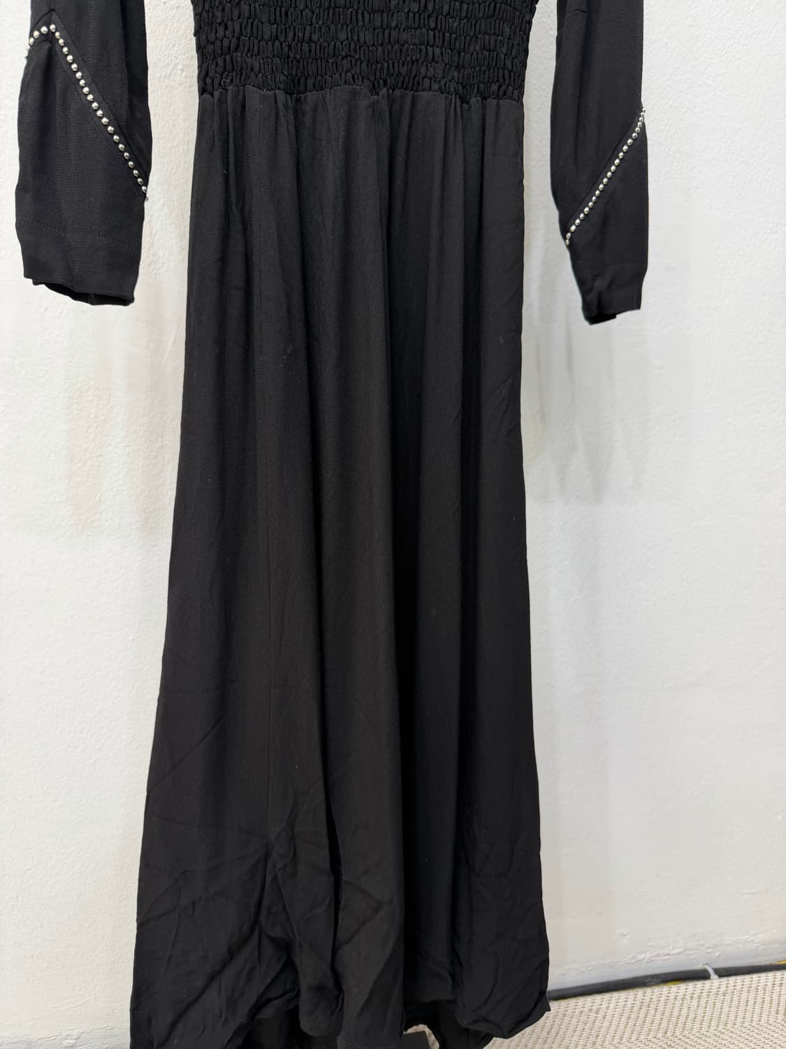 정품) maje 마쥬 블랙 스터드 디테일 롱 원피스 1 상품이미지4