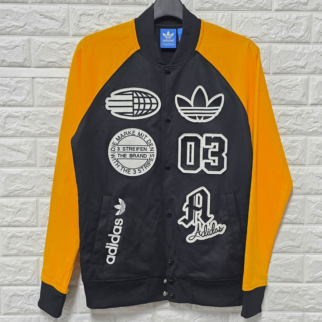 택포)아디다스 로고 스타디움 자켓 블랙/골드 095 상품이미지1