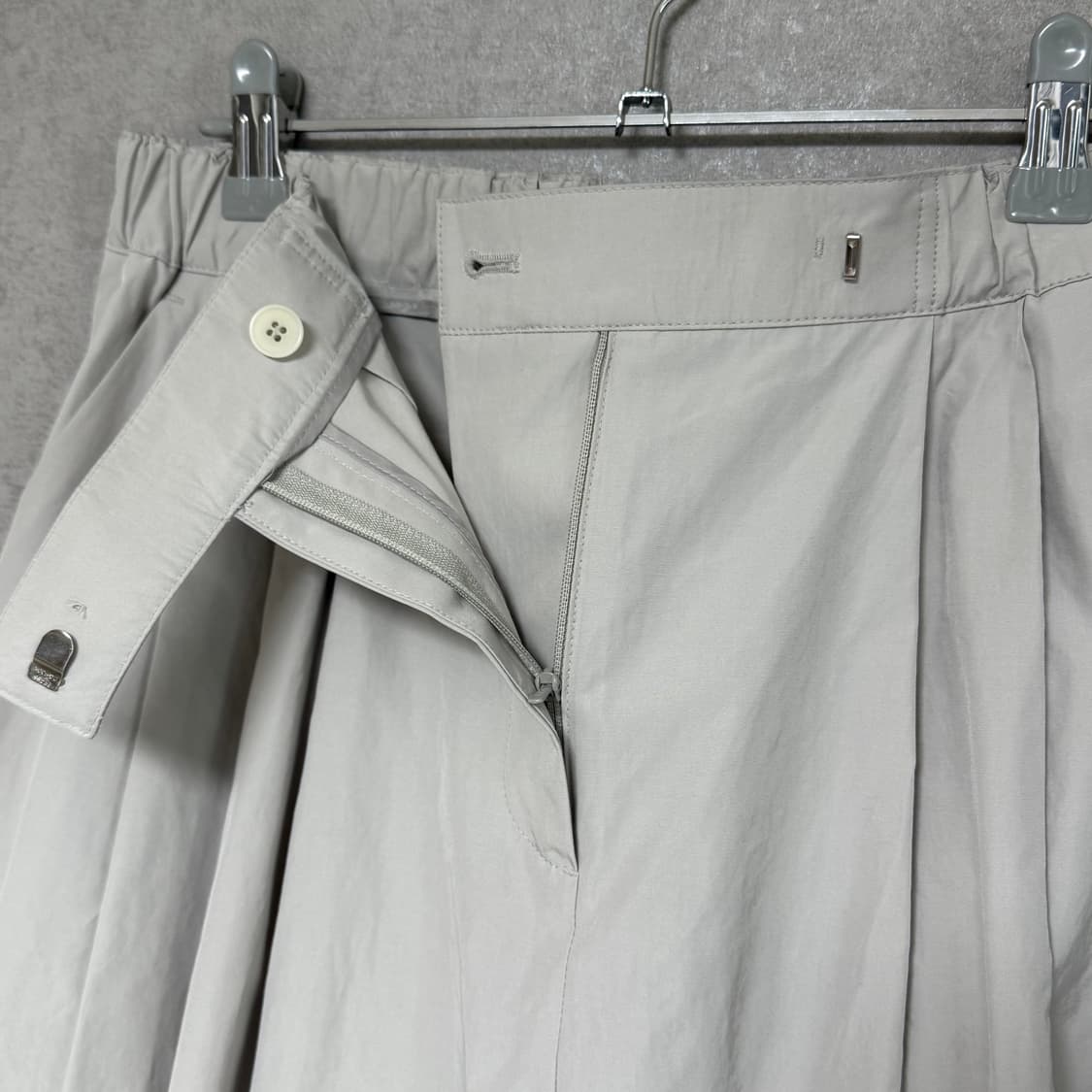 아모멘토 25ss 쓰리턱 밴딩 팬츠 그레이 상품이미지7