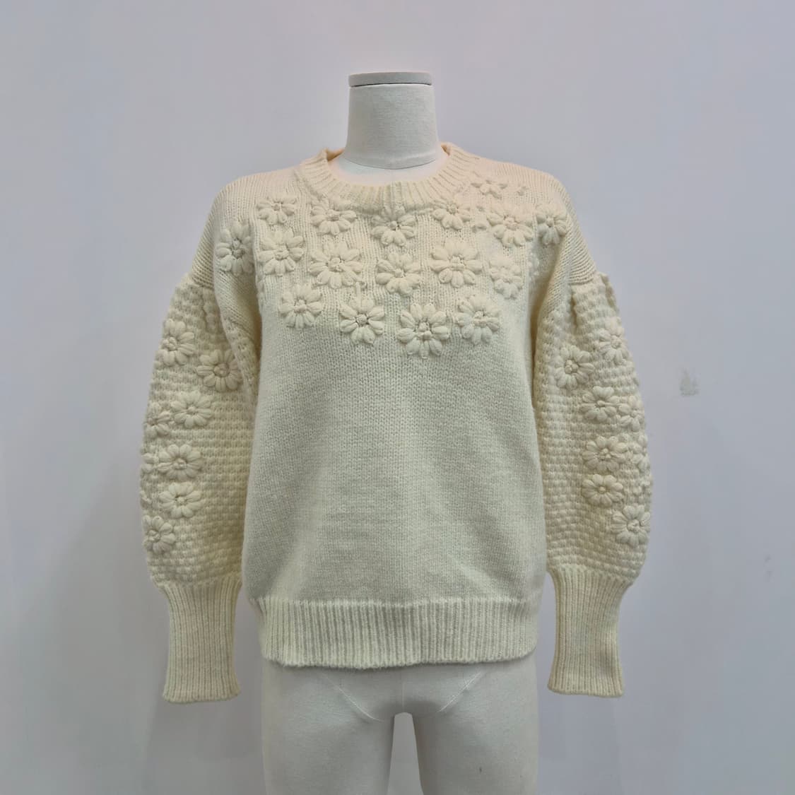 아이보리 입체 플라워 자수 도톰 니트 상품이미지1