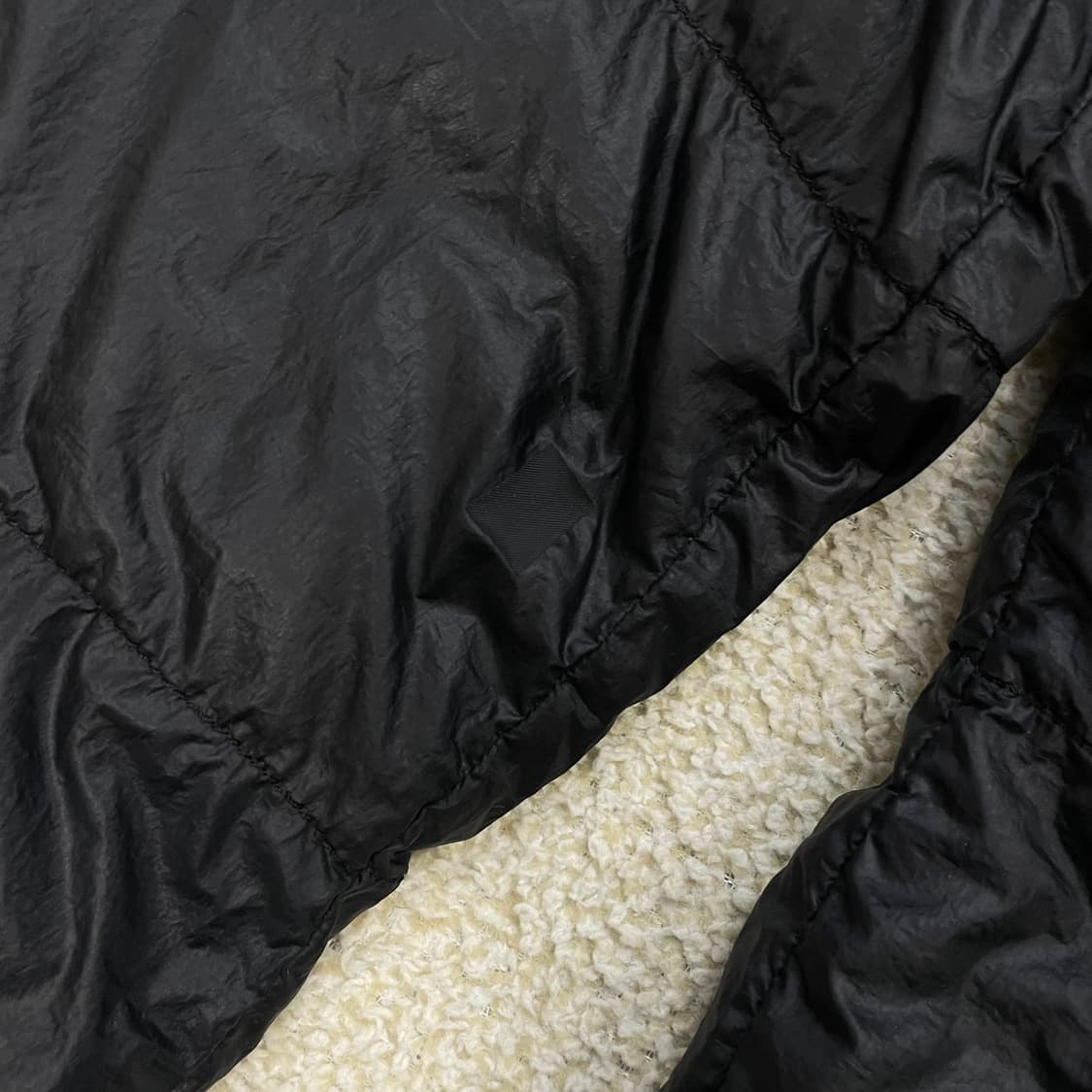 스톤아일랜드 가먼트다이드 와펜 패치 다운 패딩 블랙 상품이미지8