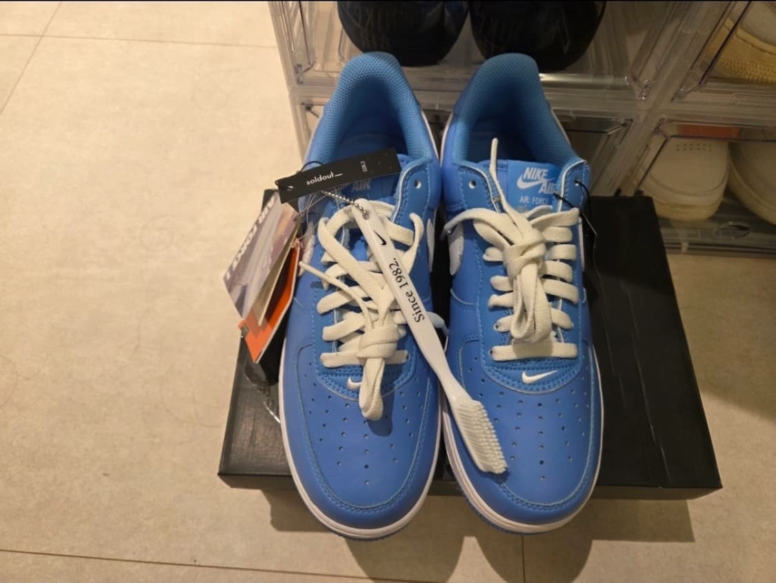 새상품_나이키 에어 포스 1 로우 레트로 컬러 오브 더 먼스 유니버시티 상품이미지3