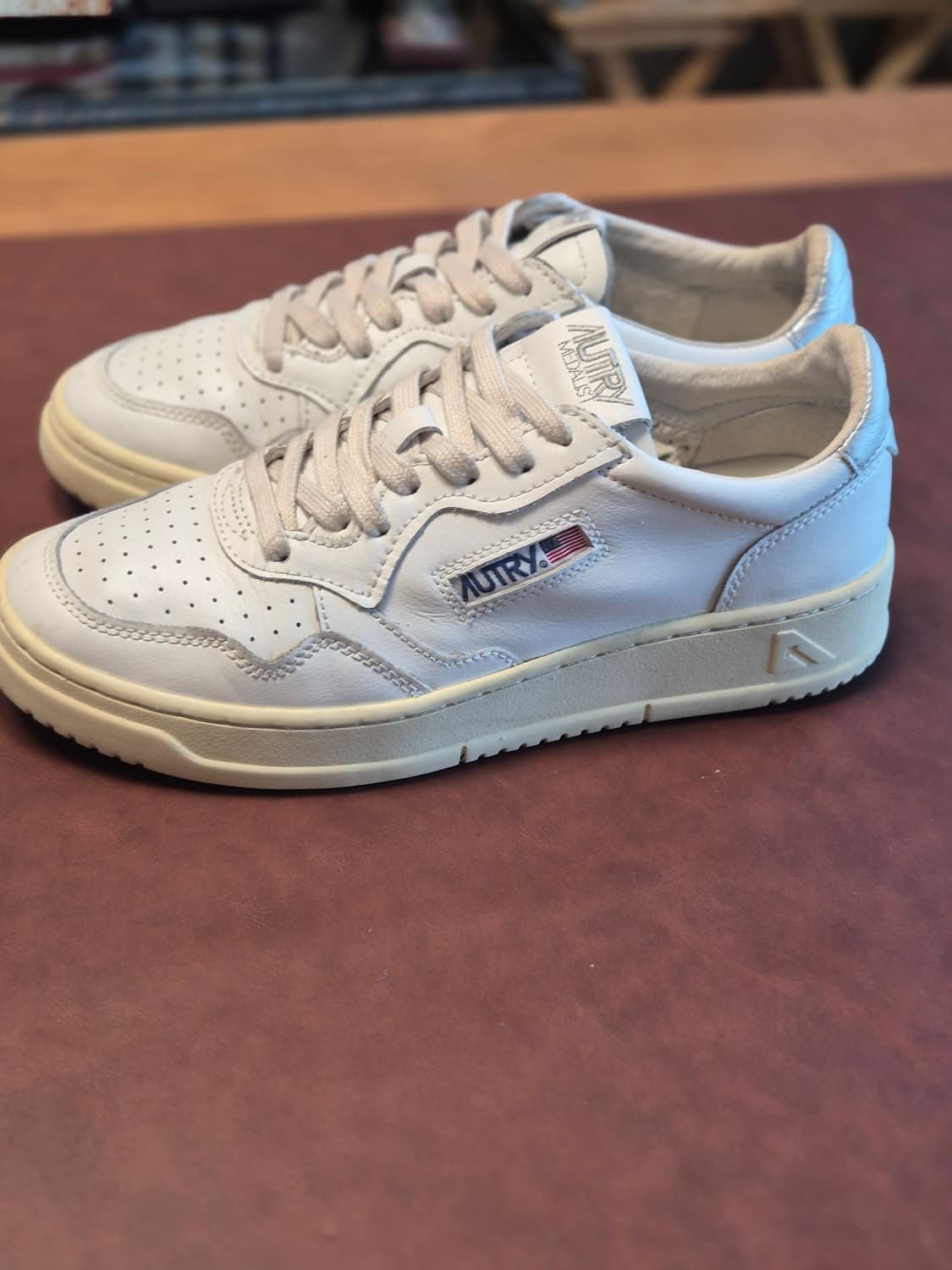 255-260(40)오트리 메달리스트 로우 스니커 상품이미지3