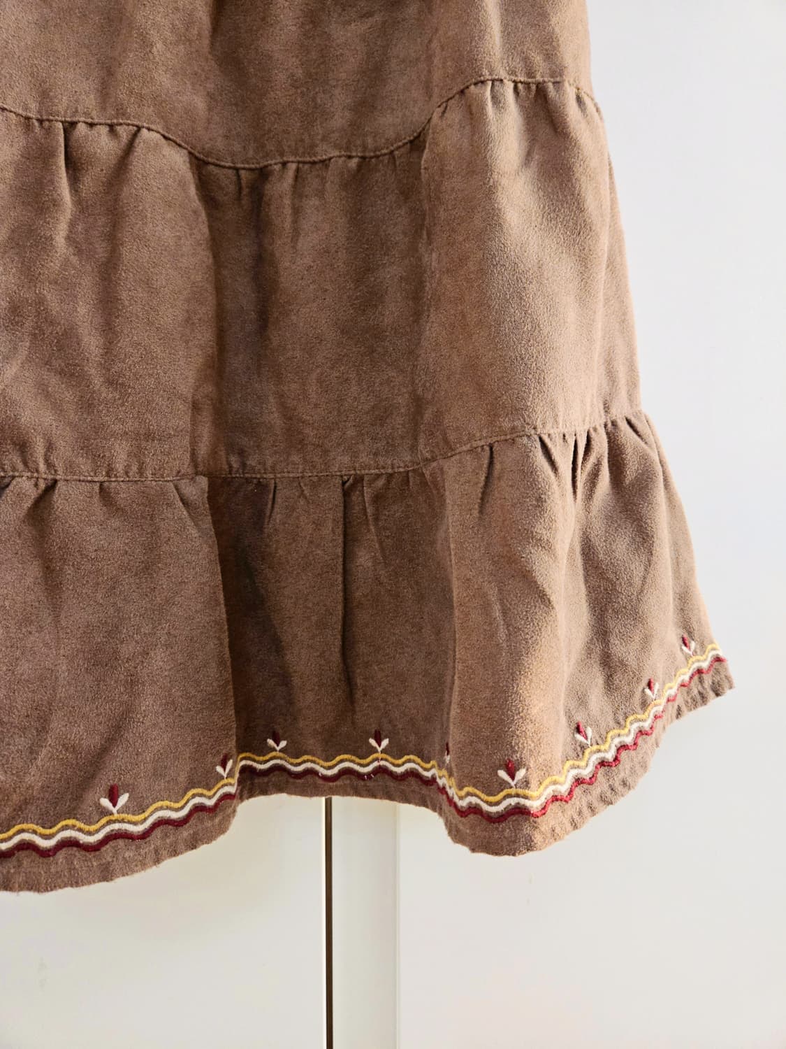 [착용샷] 빈티지 스웨이드 자수 캉캉스커트 상품이미지3