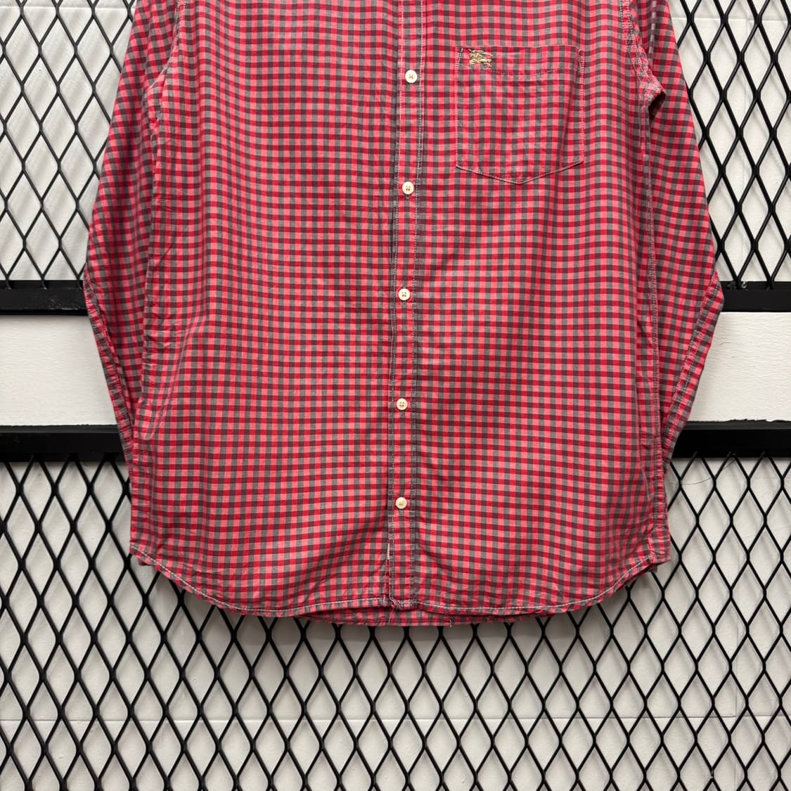 버버리 도트 체크 긴팔 셔츠 금장 로고 원포켓 디테일 레드 상품이미지4
