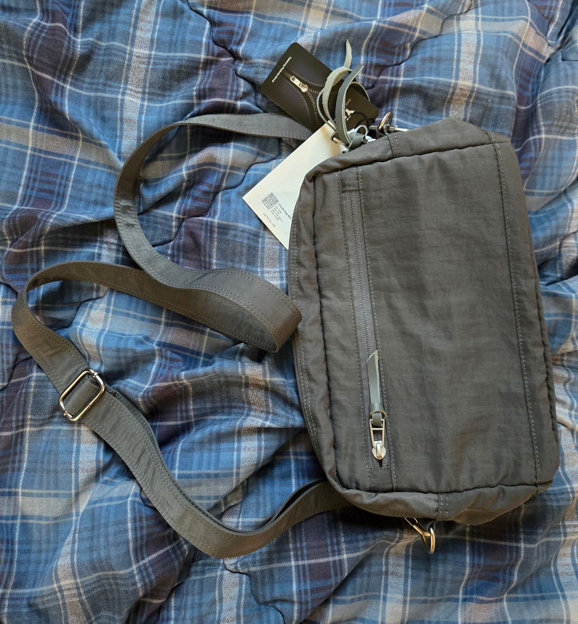 레퀴짓 크로스백 001 그레이 판매합니다. 상품이미지3