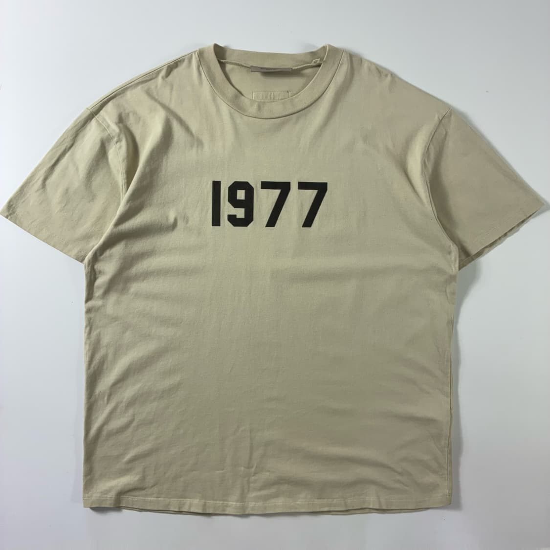 Essetials  에센셜스 1977 피어오브갓 베이지 반팔티셔츠  상품이미지1
