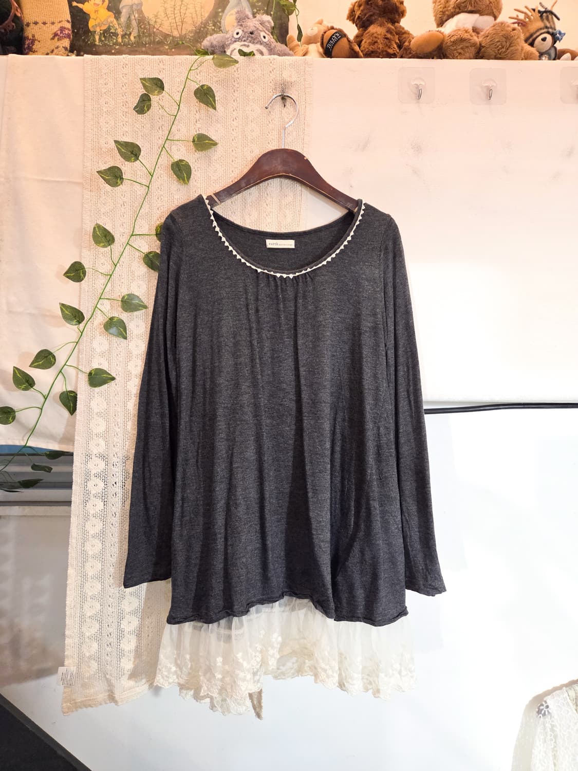 earth music 밑단 레이스 디테일 슬리브 상품이미지1