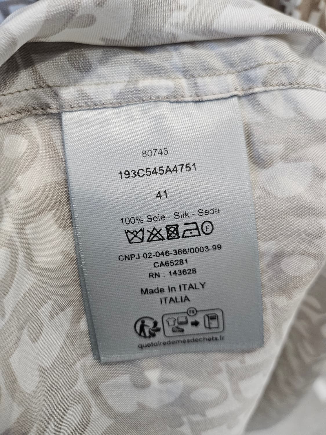 디올 오블리크 실크 반팔 셔츠
사이즈 41 / 사용감 적음
 상품이미지4