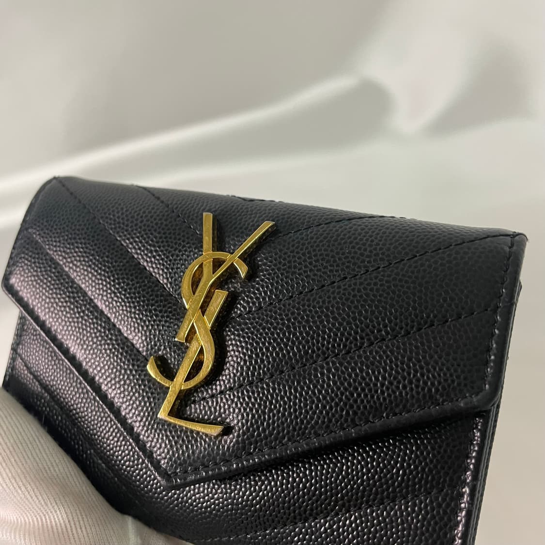 생로랑 마틀라세 플랩 카드지갑 블랙/금장 상품이미지4