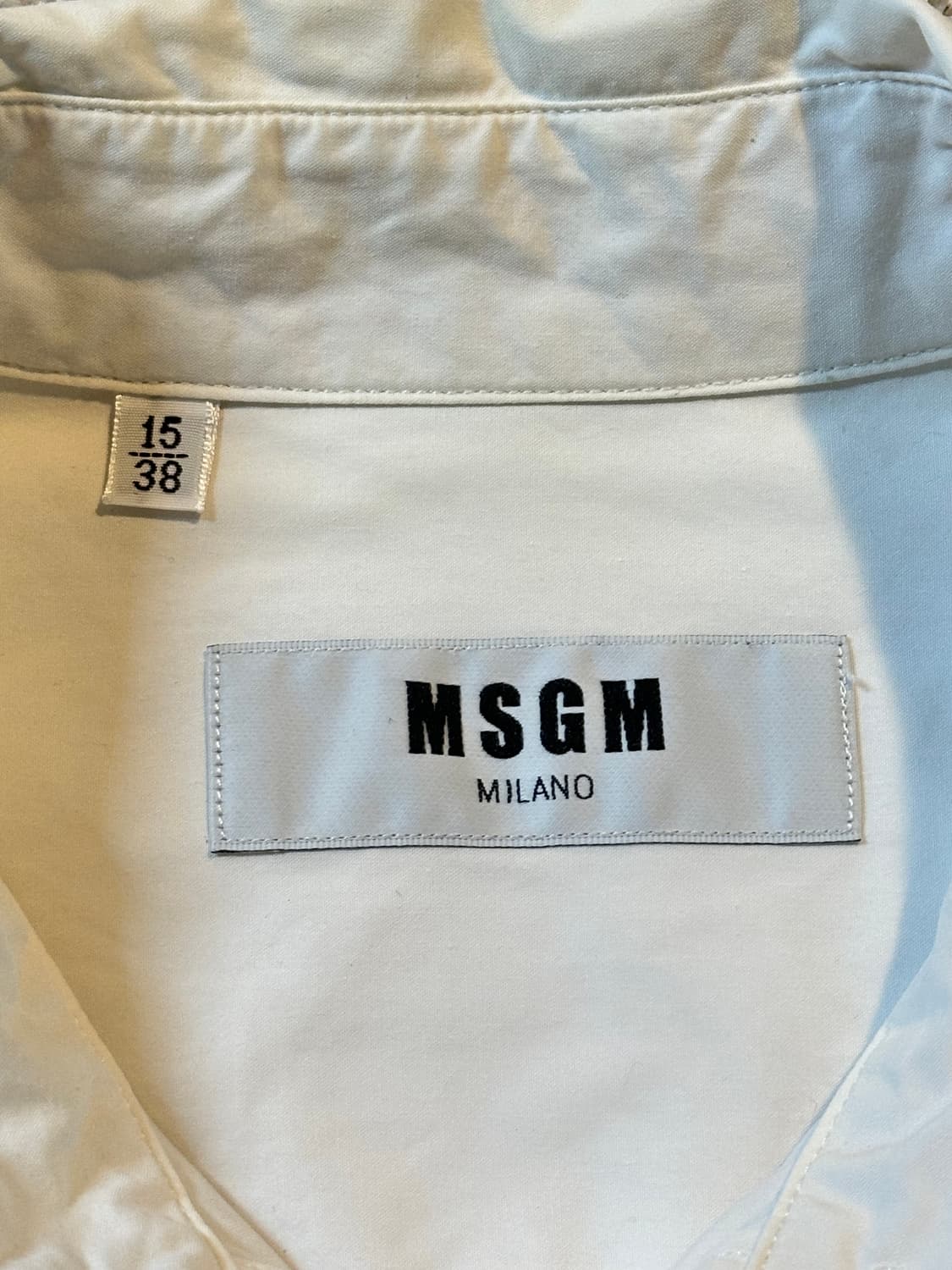 매장판) 엠에스지엠 토일렛페이퍼 HAILOVIU 자수로고 셔츠 화이트 상품이미지5