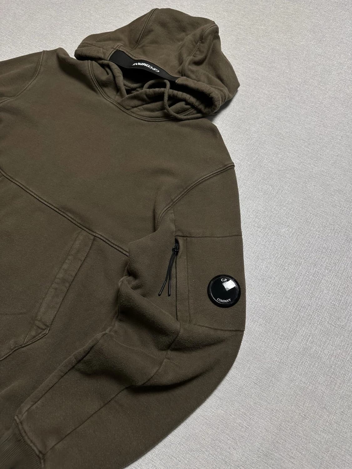 C.P. 컴퍼니  다이애그널 레이즈드 플리스 후드티 상품이미지2
