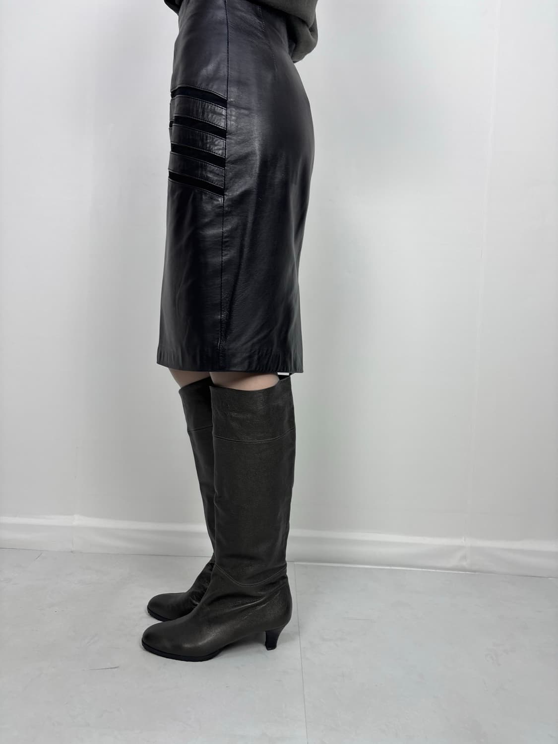 SEAM LEATHER MIDI SKIRT 상품이미지2