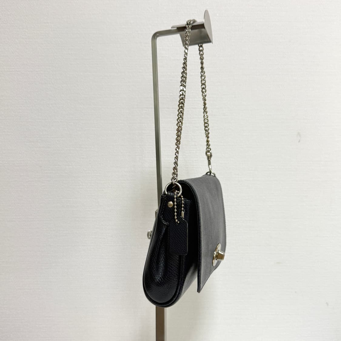 코치 네이비 체인 미니백 상품이미지2