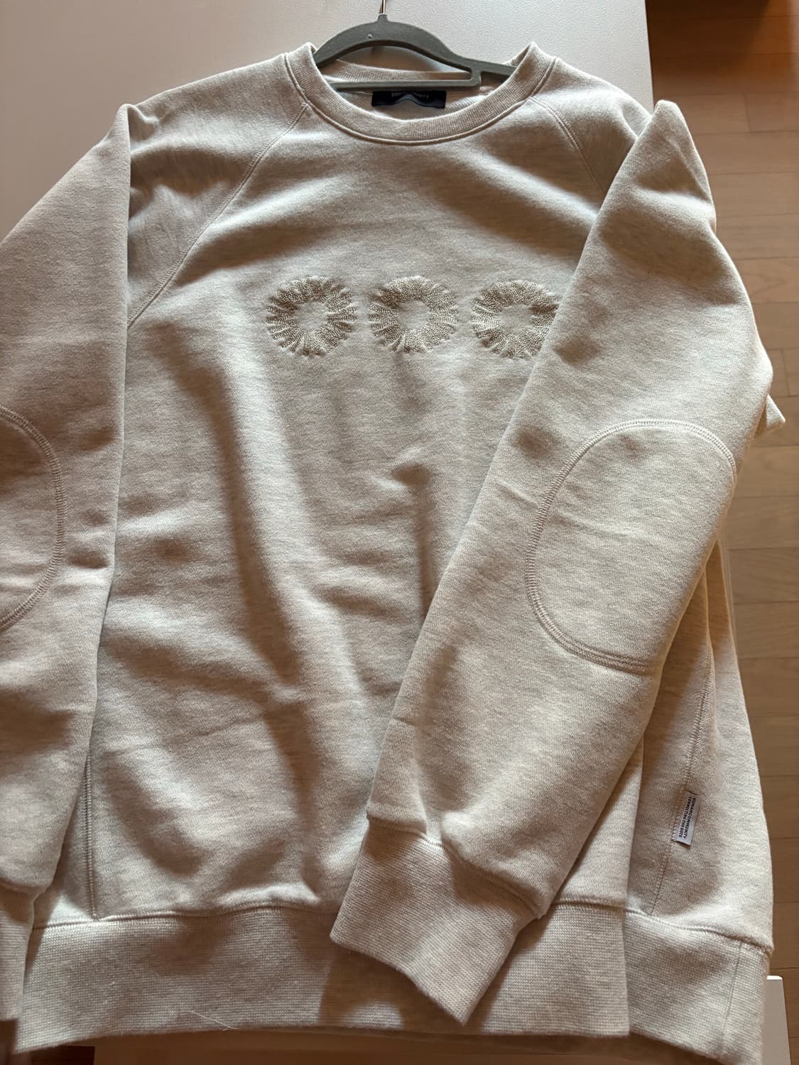 로고 자수 엘보우 패치 맨투맨 상품이미지1