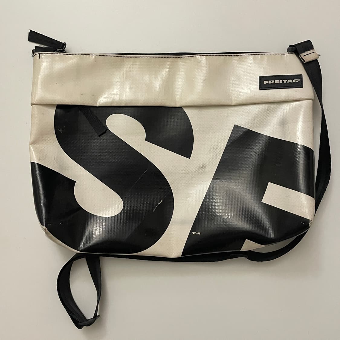 프라이탁 루 LOU 화이트블랙 상품이미지1