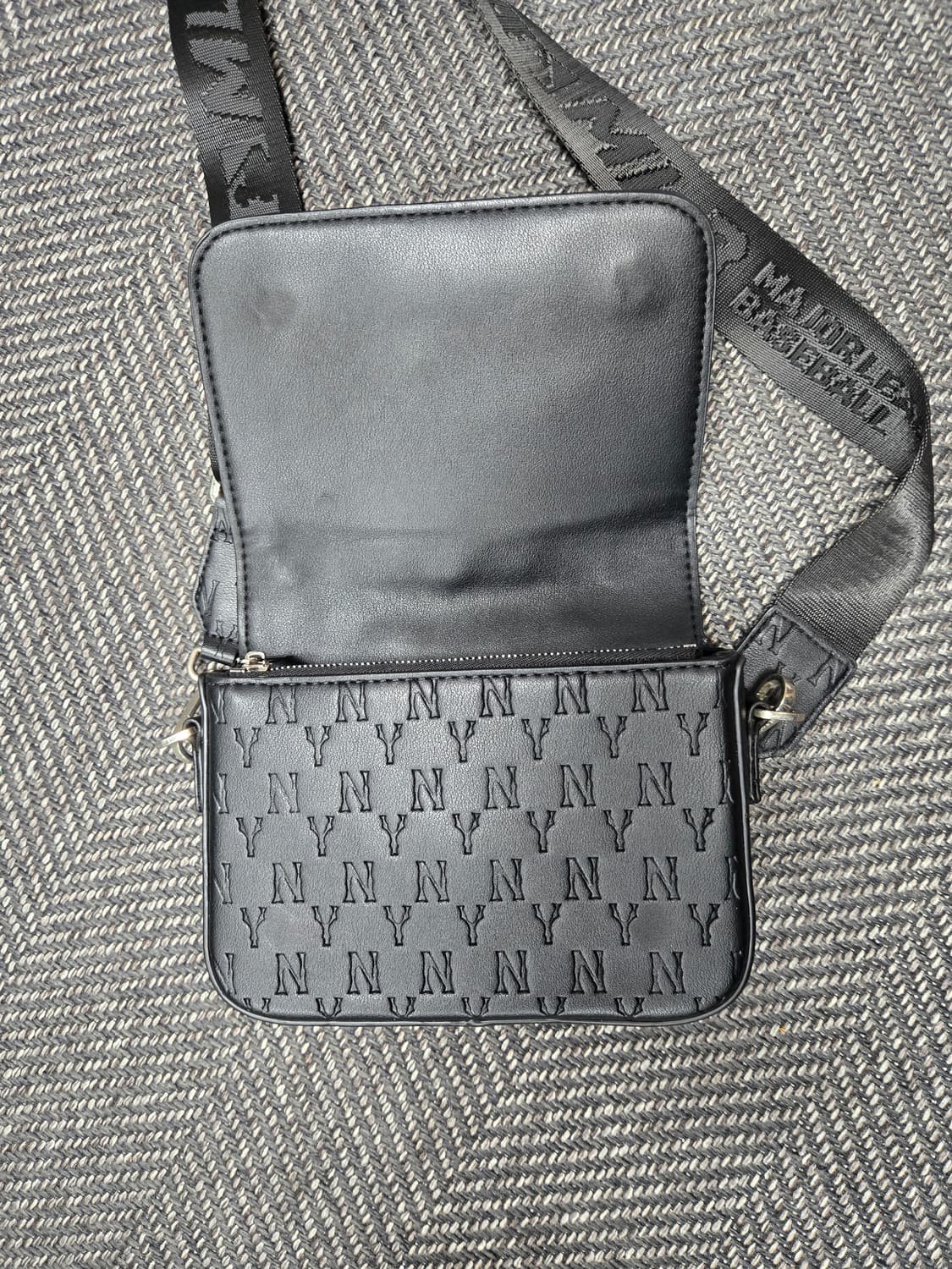 MLB 모노그램 후디백 뉴욕양키스 블랙 미니 크로스백 상품이미지7