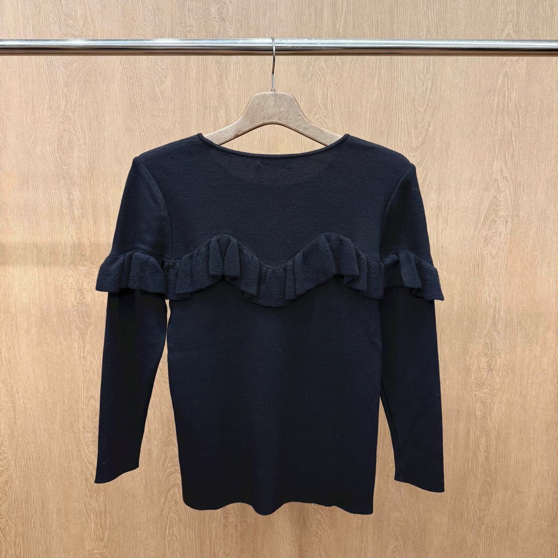 입생로랑 라운드넥 울 니트 티셔츠 프릴 디테일 슬림핏 블랙 상품이미지3