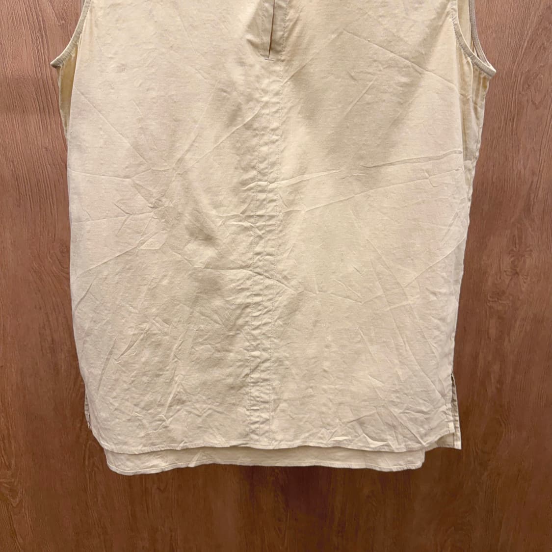 띠어리 린넨 라운드넥 슬리브리스 블라우스 사이드 슬릿 디테일 베이지 상품이미지5