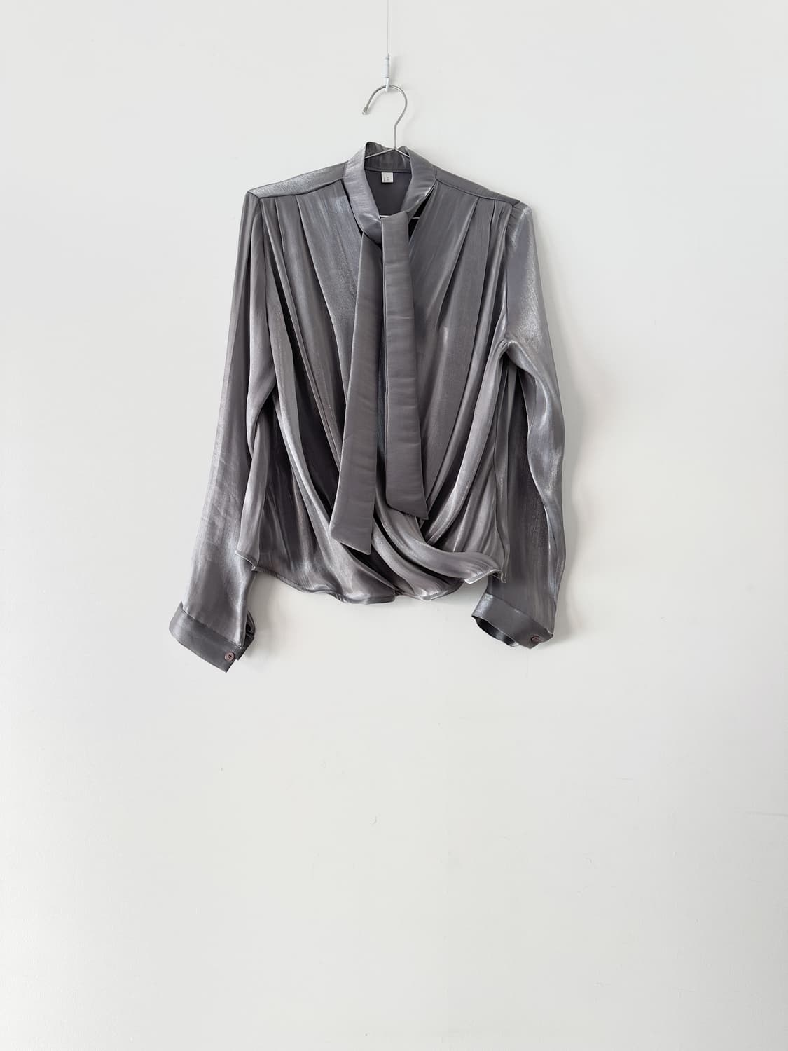 Twist choke glossy blouse 상품이미지1