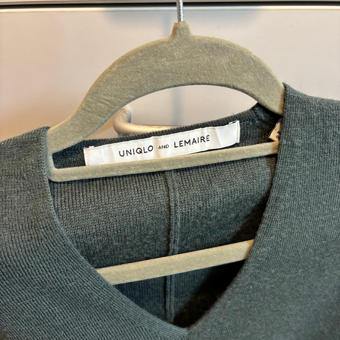 르메르 x 유니클로 다크그린 브이닉 울 니트 상품이미지4