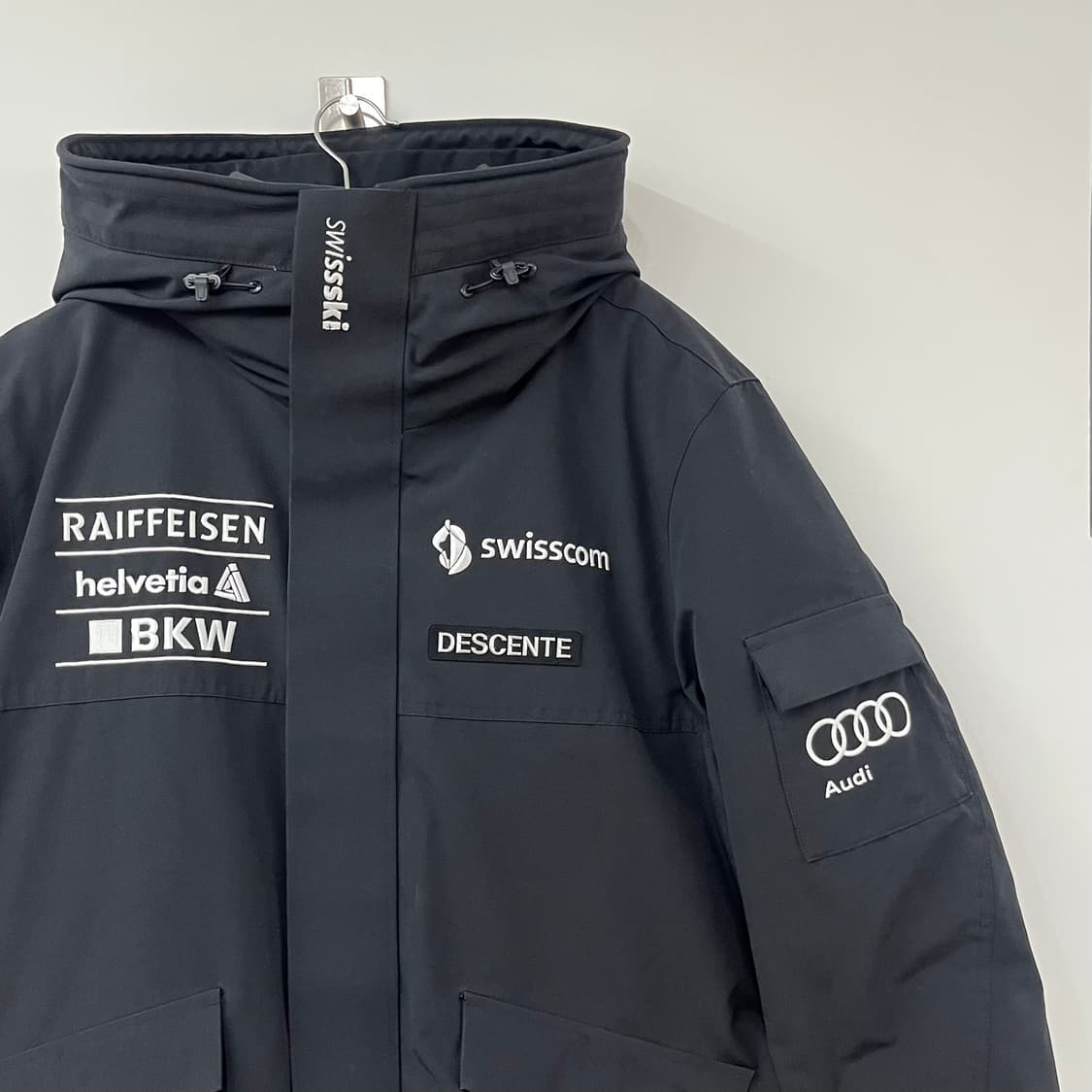 데상트 스위스 스키팀 레플리카 미드 다운 패딩 자켓 상품이미지3