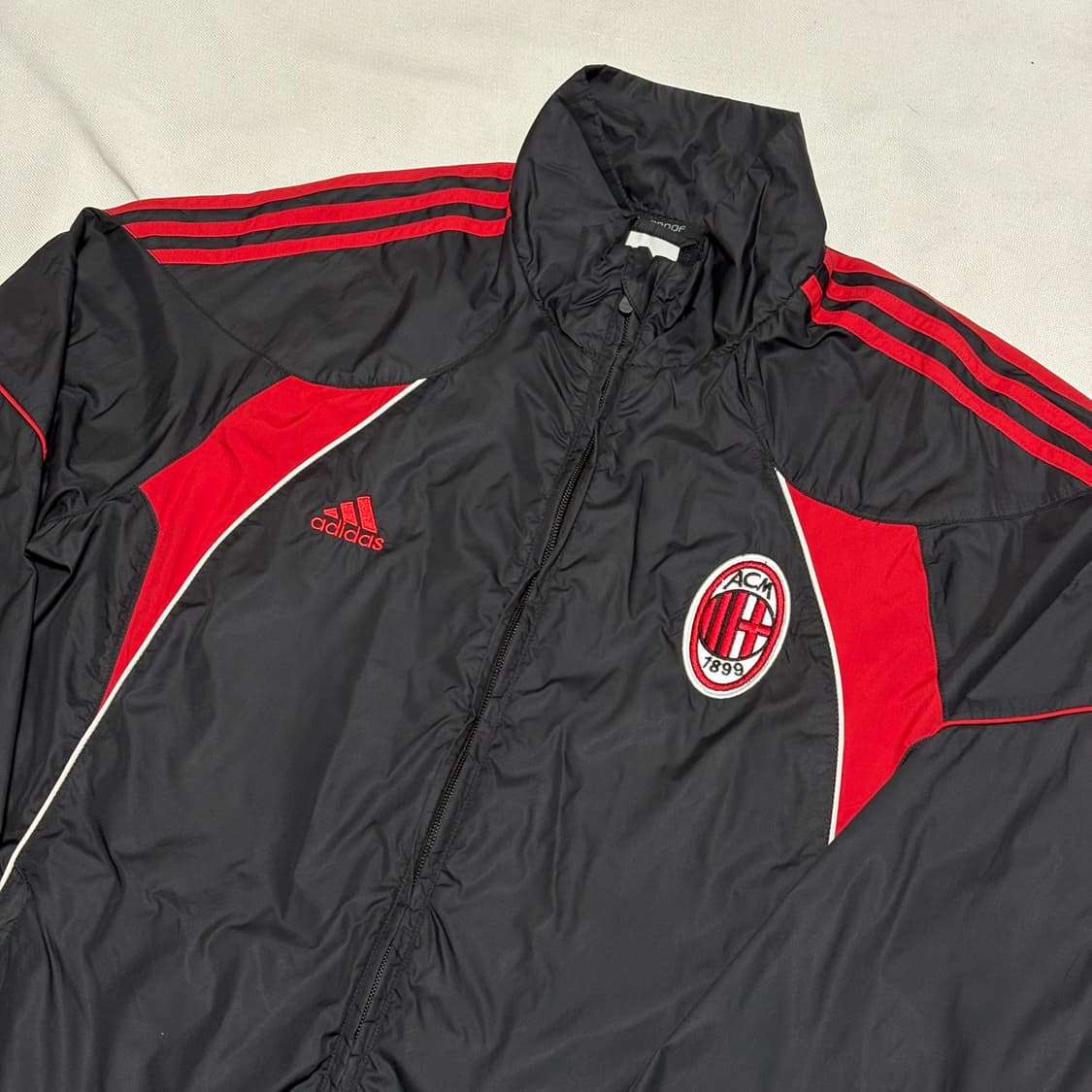 105 아디다스 AC밀란 레드 파이핑 블랙 바람막이 상품이미지1