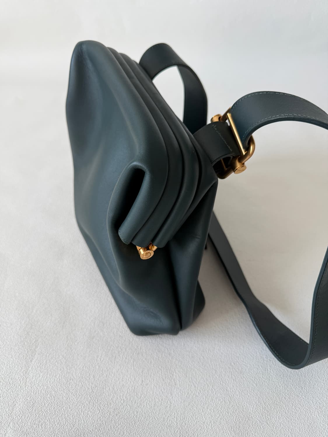 오소이(OSOI) 레더 브로트백 상품이미지3